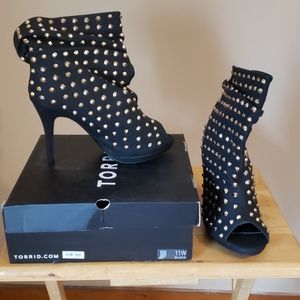NWT Torrid Size 11W Gold Studded Peep Toe Bootie